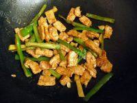 自制鸡腿菇炒肉做法图解7)