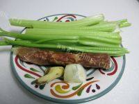 家常菜芹菜炒香肠做法图解1)