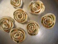 高颜值的玫瑰花锅贴做法图解10)