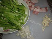 常吃不腻的芹菜炒肉做法图解2)
