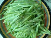 好吃蛋香猪蹄炒四季豆做法图解4)