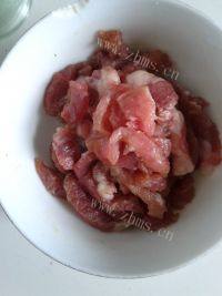 家常菜平菇炒肉丝做法图解2)