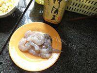 美味的玉米炒虾仁做法图解3)