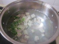 美味的紫菜豆腐汤做法图解3)