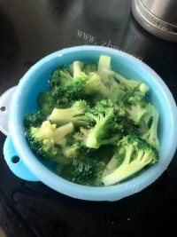 美味的虾仁蒜香西兰花做法图解6)