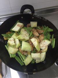 美味的猪肉炖茄子豆角土豆做法图解5)
