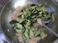 家常菜黄瓜炒豆皮做法图解5)