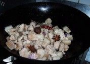 美味的红烧肉炖腐竹做法图解5)