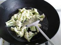 家常菜番茄炒花菜做法图解3)