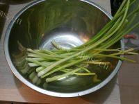 家常菜腊肠炒芹菜做法图解1)