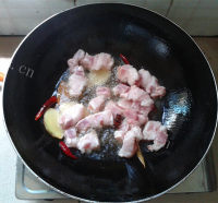 美味的茭白烧五花肉做法图解7)