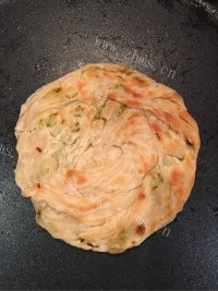 自制葱香手抓饼做法图解14)