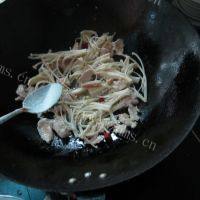 家常菜金针菇炒肉片做法图解6)