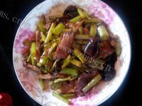 家常菜芹菜木耳炒肉