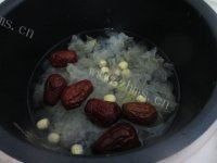美味的银耳莲子红枣羹做法图解5)