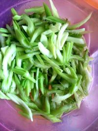 家常菜芹菜炒鸡蛋做法图解2)