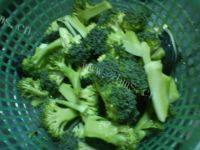 最爱的西兰花炒肉片做法图解2)