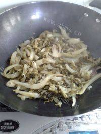家常菜酸菜炒牛肉做法图解5)