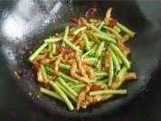 肉丝炒豆角做法图解5)
