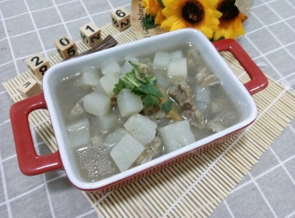 色泽鲜亮的萝卜炖牛肉