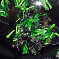 家常菜韭菜木耳炒鸡蛋做法图解4)