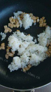 口感好的酱油炒饭做法图解4)