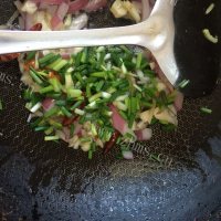 色泽鲜亮的葱油面做法图解6)