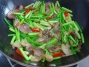 好吃的蒜苔炒腊肉做法图解7)