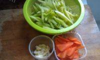 家常菜西芹炒腊肉做法图解2)