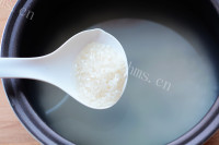 色泽鲜亮的金枪鱼紫菜包饭做法图解2)