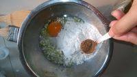 美味鸡蛋韭菜饼做法图解7)