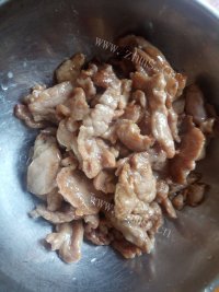 家常菜红辣椒炒肉做法图解5)