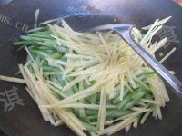 饱满的芹菜土豆丝做法图解5)