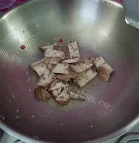 美味的蒜苗炒猪血丸子做法图解7)