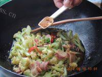 营养丰富的腊肉炒花菜做法图解16)