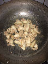 家常菜芹菜回锅肉做法图解3)