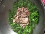 飘香的青椒炒肉片做法图解11)