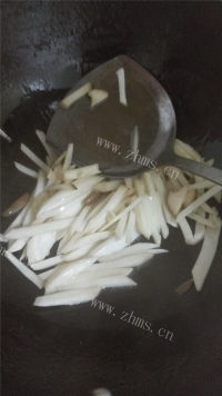 美味杏鲍菇萝卜汤面做法图解2)