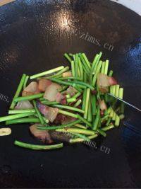 家常菜腊肉炒蒜苔做法图解7)