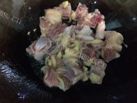 木耳炒鸡做法图解2)