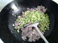 很有食欲的肉丝炒毛豆做法图解3)