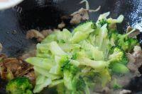 简易的肉炒西兰花做法图解5)