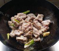 家常菜笋干烧排骨做法图解5)