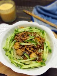 自制草菇鸡肉酱拌面做法图解10)