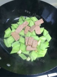 家常菜黄瓜炒火腿做法图解5)