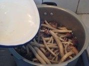 营养丰富的茶树菇炖排骨做法图解5)