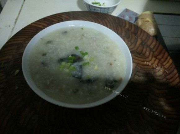 色香味浓的皮蛋瘦肉粥