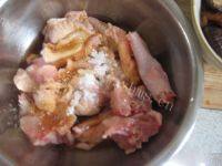 电饭锅版香菇蒸鸡做法图解3)