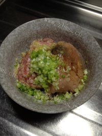 美味的韭菜肉包做法图解3)