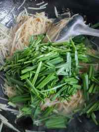 家常菜土豆丝炒韭菜做法图解4)